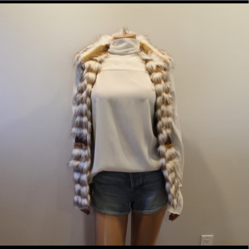 Romeo + Juliet Couture 🪶 Faux Fur Fuzzy Vest